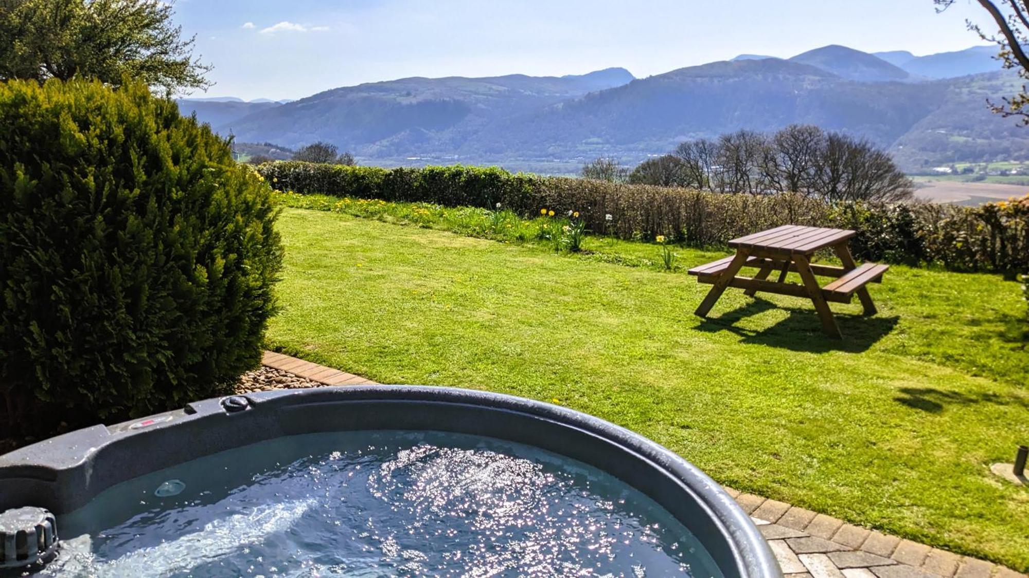 Laurel - Pet-Friendly Cottage With Indoor Pool, Hot Tub & Panoramic Snowdonia Views Colwyn Bay Eksteriør billede